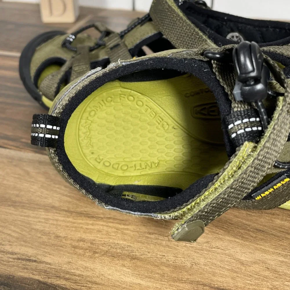 Keen Seacamp II CNX Girls Size 2 Shoes Olive Green Washable Hybrid Water Sandal